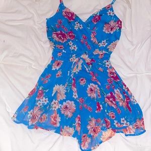 Francesca‘s Blue floral romper size xxs
